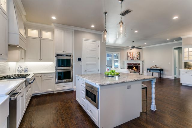 303 S Dooley Street, Grapevine, TX 76051