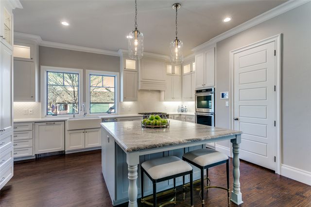 303 S Dooley Street, Grapevine, TX 76051