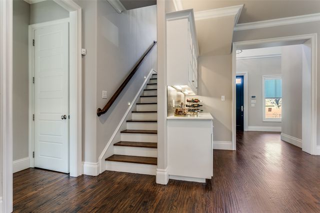 303 S Dooley Street, Grapevine, TX 76051