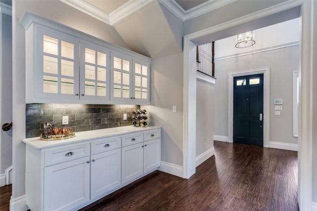 303 S Dooley Street, Grapevine, TX 76051