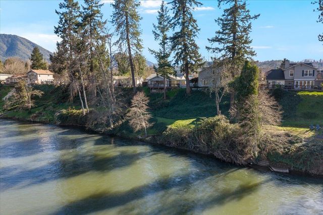 1088 E Park Street, Grants Pass, OR 97527