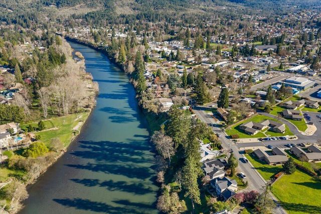 1088 E Park Street, Grants Pass, OR 97527