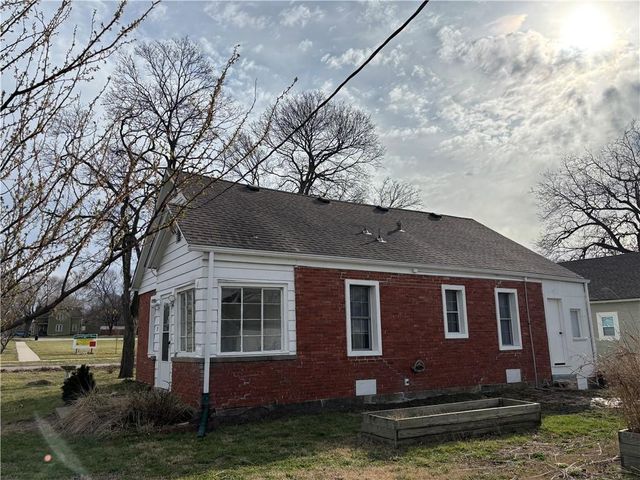 8 S Mulberry Street, Louisburg, KS 66053