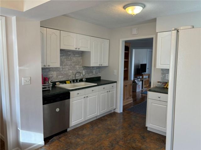 8 S Mulberry Street, Louisburg, KS 66053