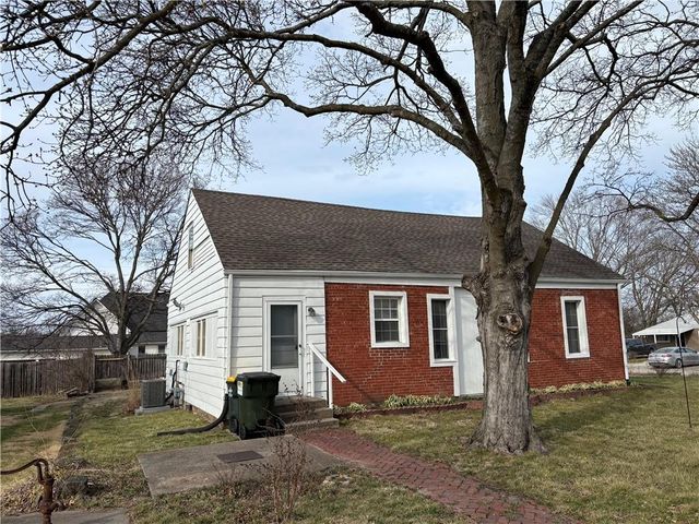 8 S Mulberry Street, Louisburg, KS 66053