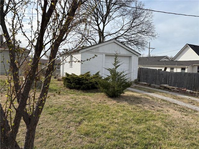 8 S Mulberry Street, Louisburg, KS 66053