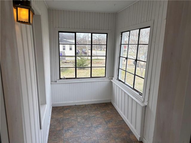 8 S Mulberry Street, Louisburg, KS 66053