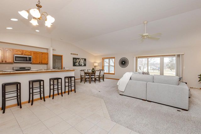 8422 Virginia CIRCLE, Waterford, WI 53185