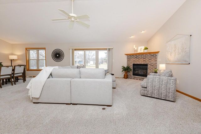 8422 Virginia CIRCLE, Waterford, WI 53185