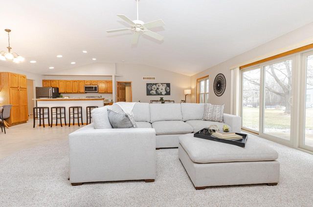 8422 Virginia CIRCLE, Waterford, WI 53185