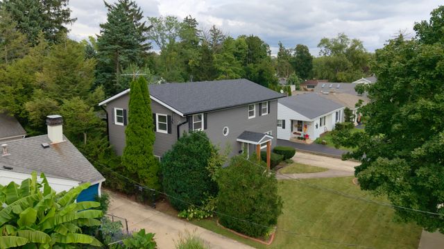 829 E Evergreen Street, Wheaton, IL 60187