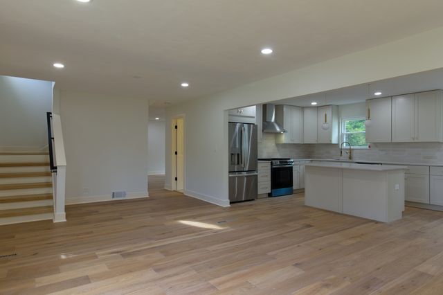 829 E Evergreen Street, Wheaton, IL 60187