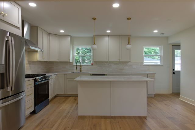 829 E Evergreen Street, Wheaton, IL 60187