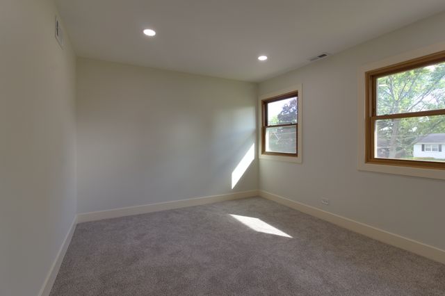 829 E Evergreen Street, Wheaton, IL 60187