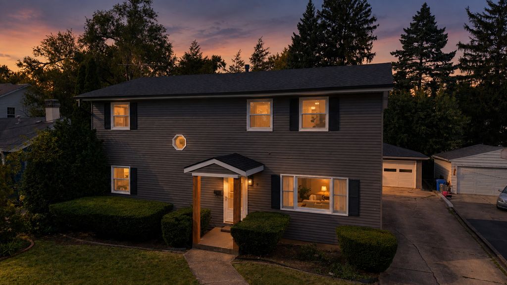 829 E Evergreen Street, Wheaton, IL 60187