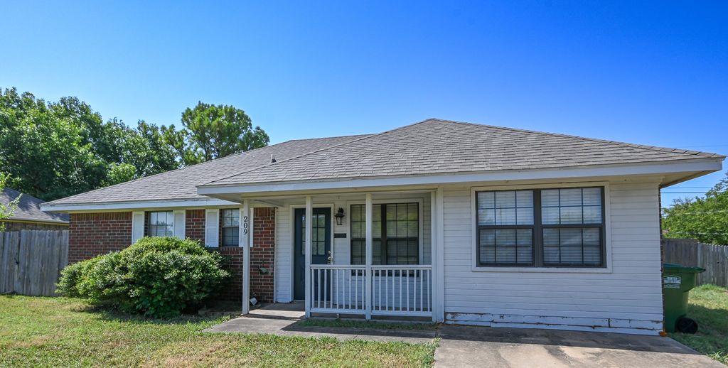 209 Brook Circle, Krum, TX 76249