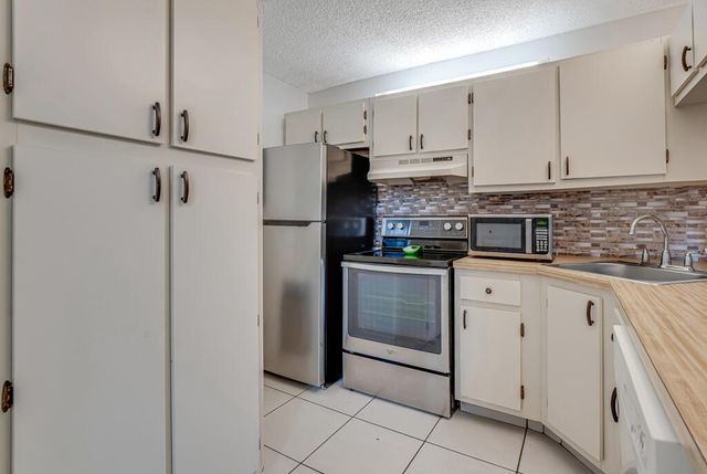 1112 Green Pine Boulevard G3, West Palm Beach, FL 33409