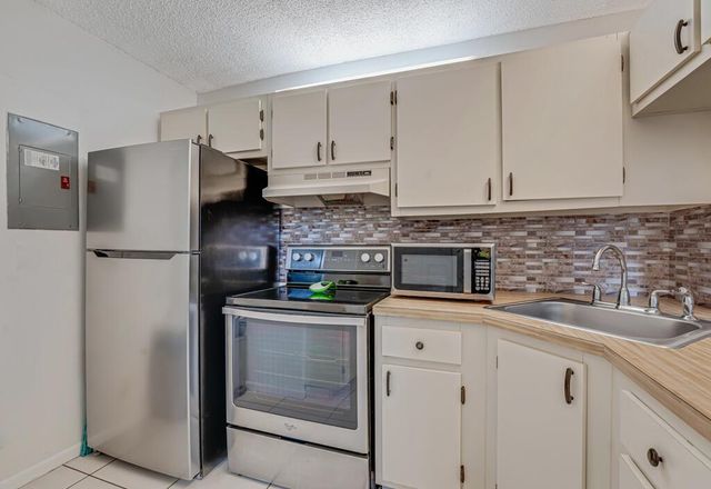 1112 Green Pine Boulevard G3, West Palm Beach, FL 33409