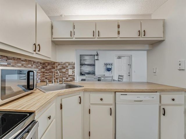 1112 Green Pine Boulevard G3, West Palm Beach, FL 33409