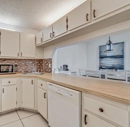 1112 Green Pine Boulevard G3, West Palm Beach, FL 33409