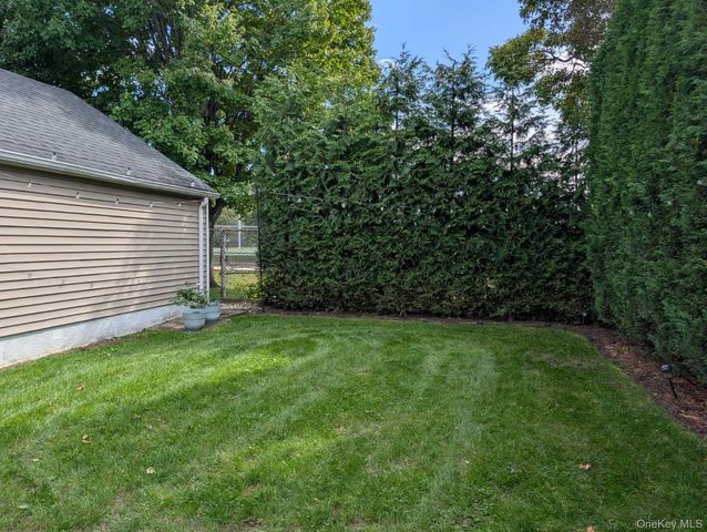 20 Sylvester Place, Lynbrook, NY 11563