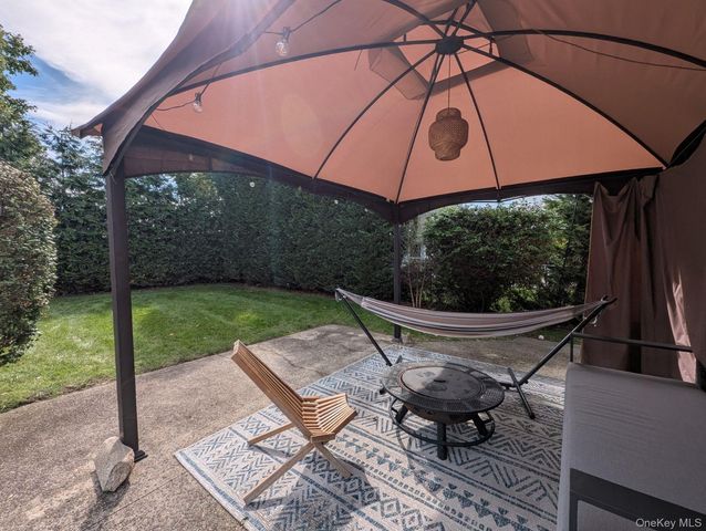 20 Sylvester Place, Lynbrook, NY 11563