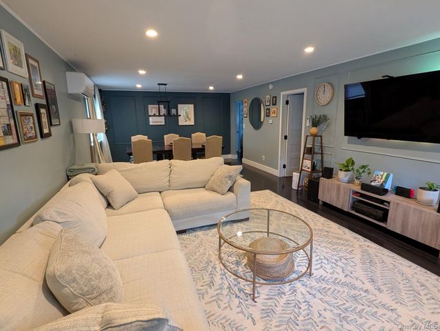20 Sylvester Place, Lynbrook, NY 11563