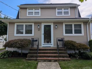 20 Sylvester Place, Lynbrook, NY 11563