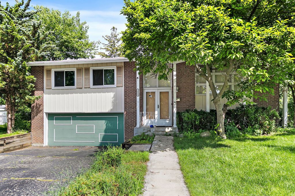 2825 Grissom Court, Woodridge, IL 60517