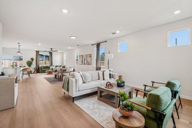 1633 Hansen Ranch Rd, Olivehurst, CA 95961