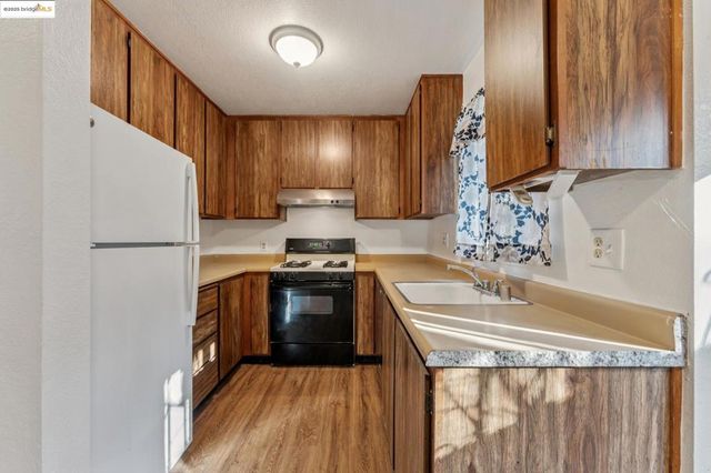 9663 Elmview, Oakland, CA 94603