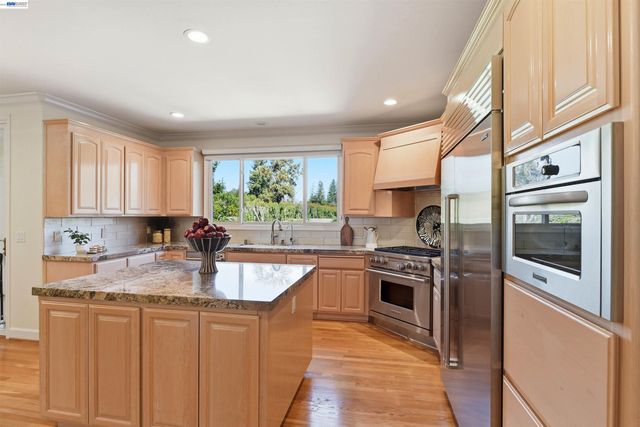 12800 Clausen Ct, Los Altos Hills, CA 94022
