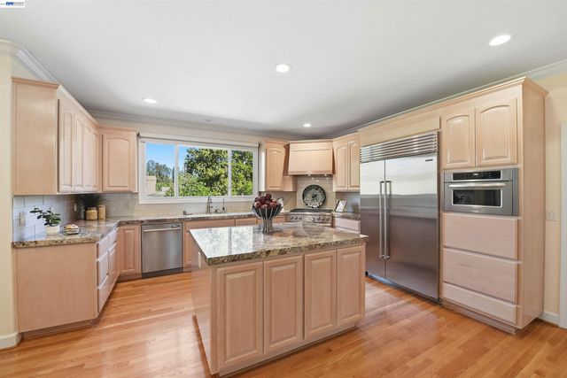 12800 Clausen Ct, Los Altos Hills, CA 94022