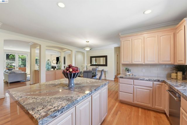 12800 Clausen Ct, Los Altos Hills, CA 94022