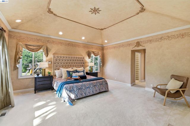 12800 Clausen Ct, Los Altos Hills, CA 94022