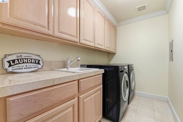 12800 Clausen Ct, Los Altos Hills, CA 94022