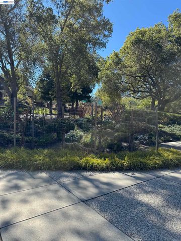 12800 Clausen Ct, Los Altos Hills, CA 94022