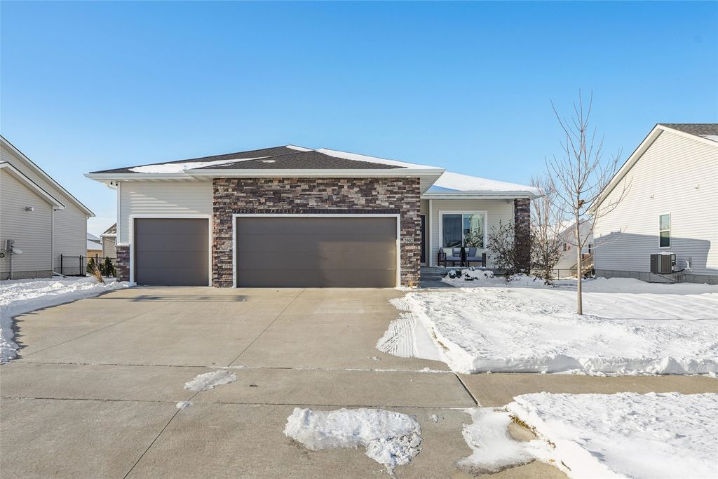 2902 SW Pleasant Street, Ankeny, IA 50023