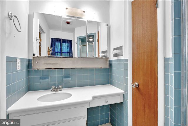 417 MONMOUTH DR, Cherry Hill, NJ 08002