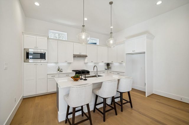 1403 W 21st St C, Houston, TX 77008
