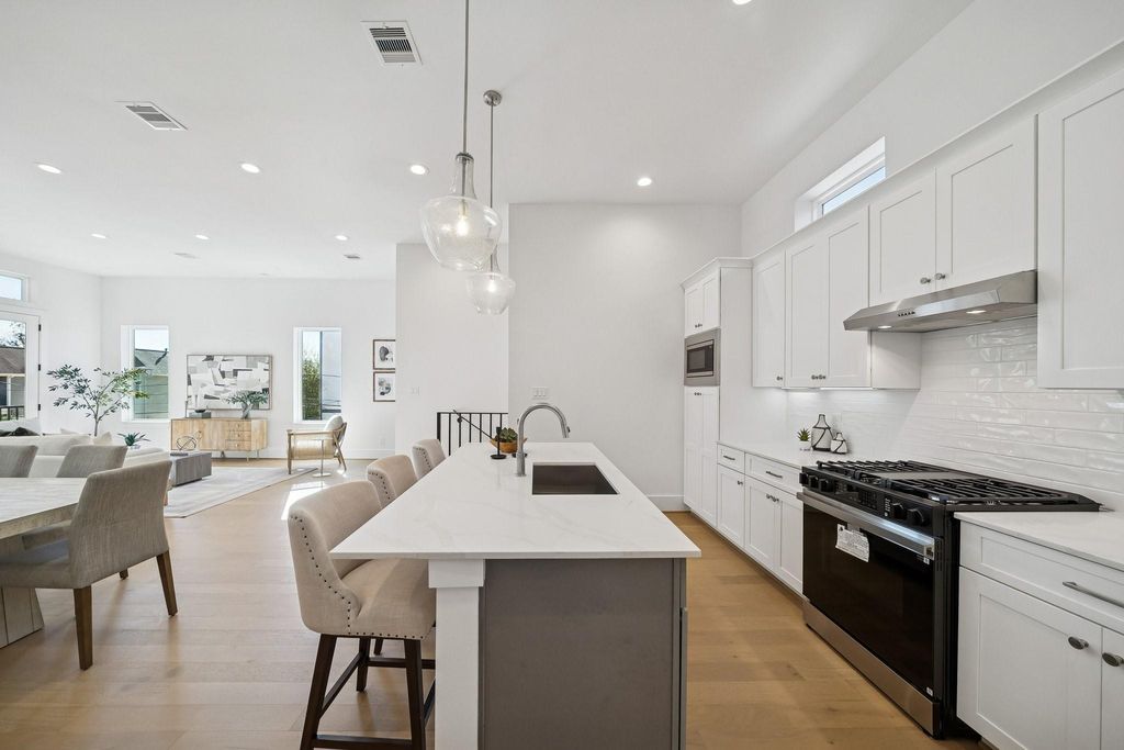 1403 W 21st St C, Houston, TX 77008