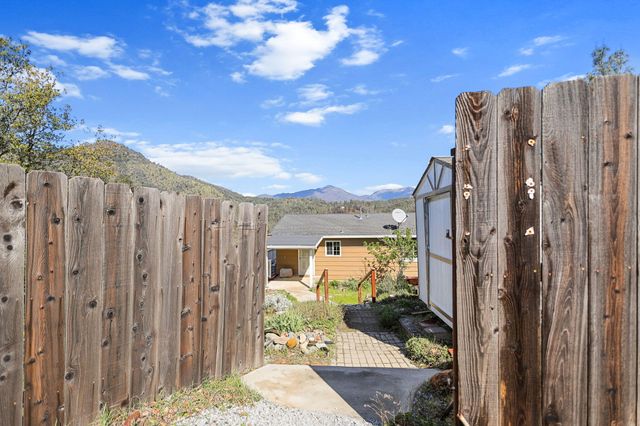 22065 Loop Drive, Redding, CA 96003