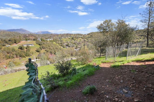 22065 Loop Drive, Redding, CA 96003