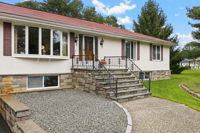 15 Madison Ct, Westport, MA 02790