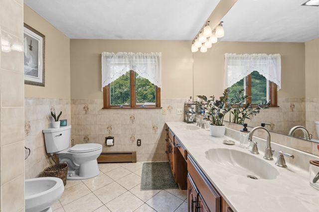 15 Madison Ct, Westport, MA 02790