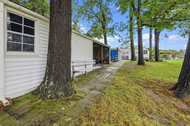 15 Madison Ct, Westport, MA 02790