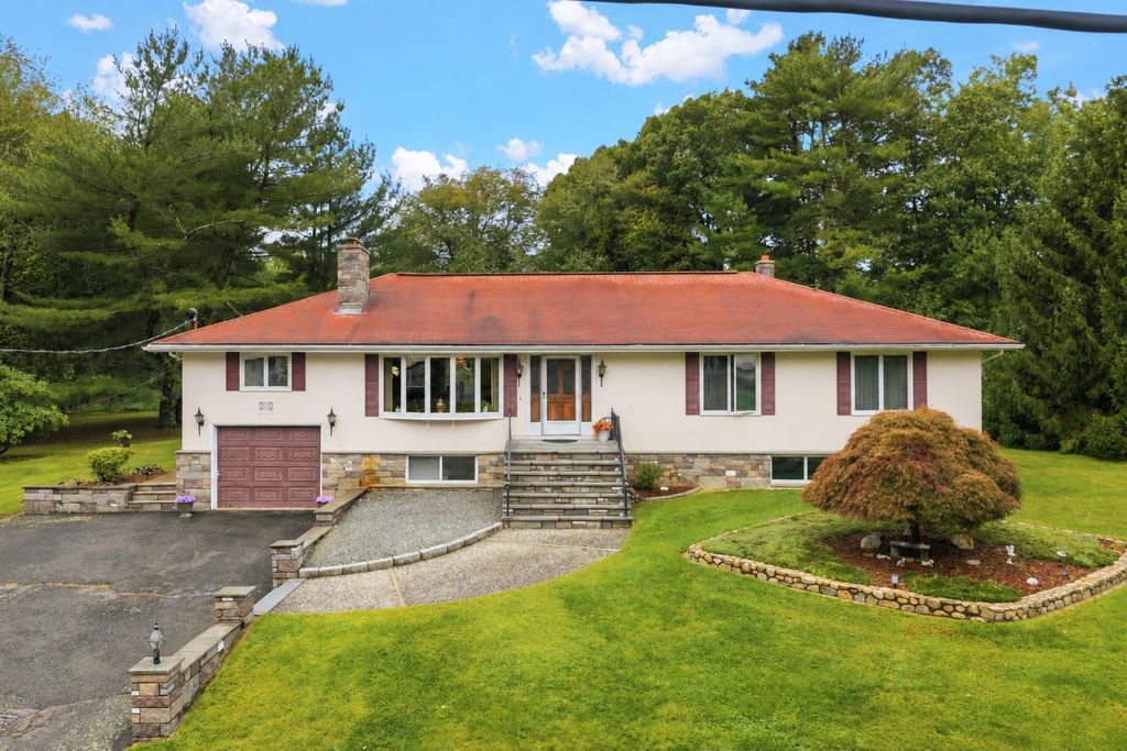15 Madison Ct, Westport, MA 02790