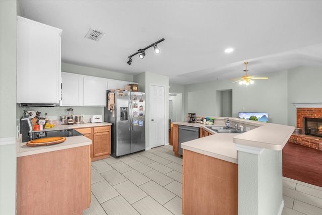 6926 MEADOW BEND Drive, Arlington, TX 76002