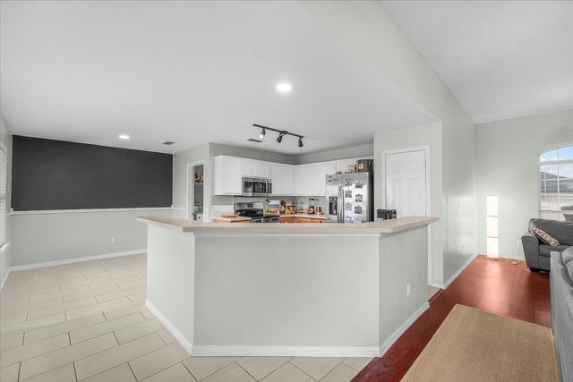 6926 MEADOW BEND Drive, Arlington, TX 76002