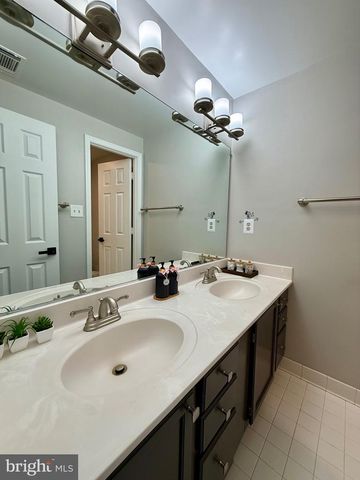 5913 SIR CAMBRIDGE WAY, Alexandria, VA 22315